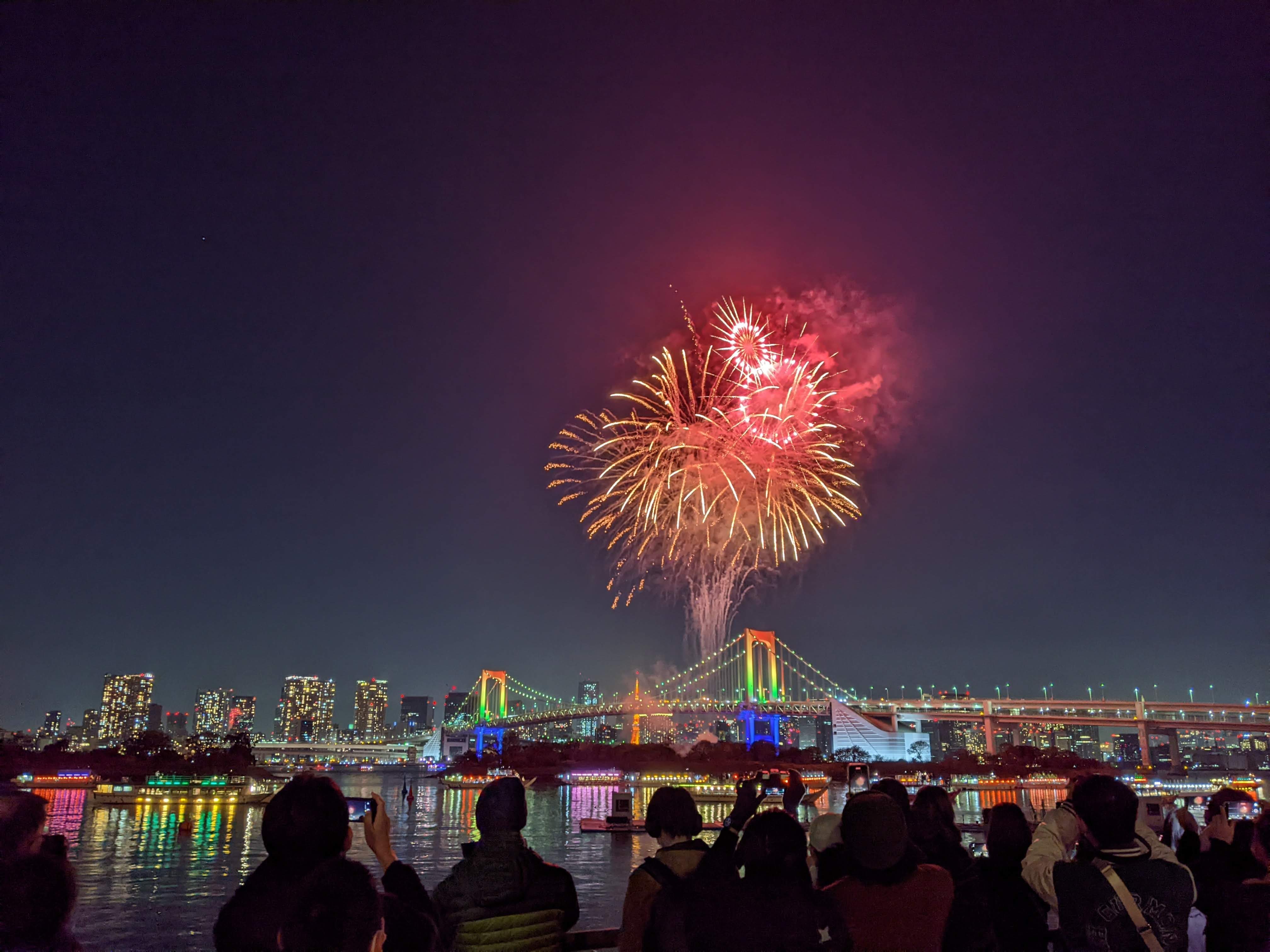 レインボーブリッジを背景にした2025年12月のお台場花火