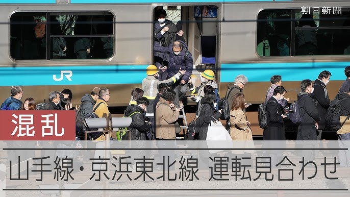 線路を歩いて移動する乗客